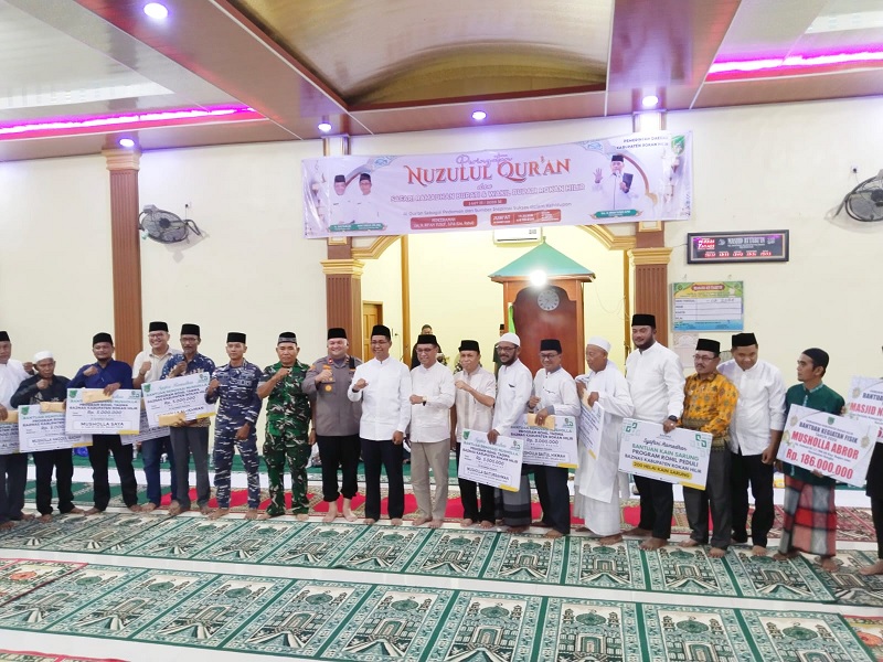 Wabup Rohil Jhony Charles bersama pengurus masjid/musala yang menerima bantuan di sela peringatan Nuzul Quran di Masjid At Tabiin di Bagansiapiapi, Jumat (6/3/2026) malam. 