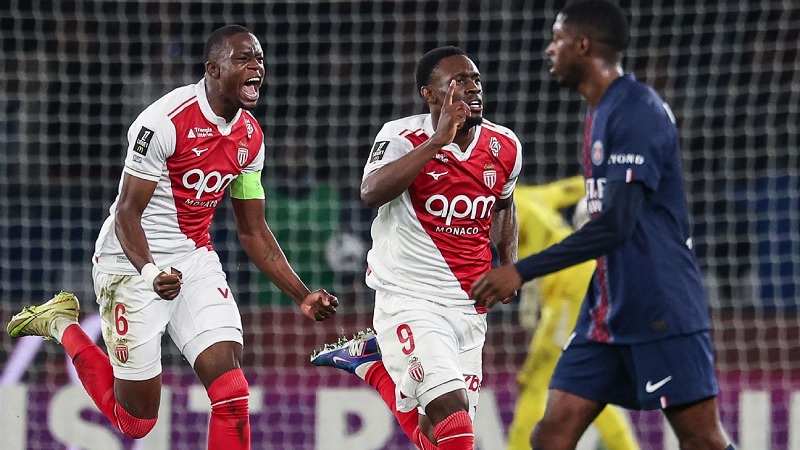 Folarin Balogun merayakan setelah memastikan kemenangan Monaco atas Paris Saint-Germain dengan gol ketiga timnya.  