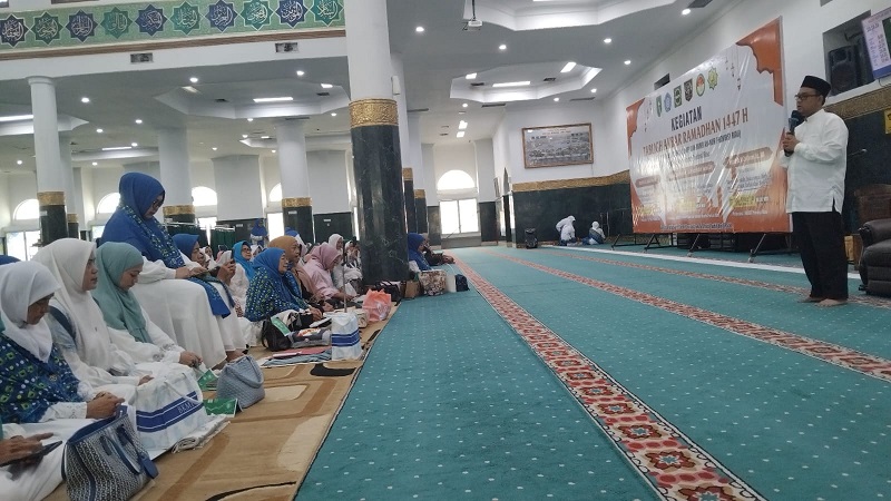 Ustaz Dr H Zul Ikromi Lc MA saat menyampaikan tausiah saat tablig akbar di Masjid Raya Provinsi Riau, Sabtu (7/3/2026).
