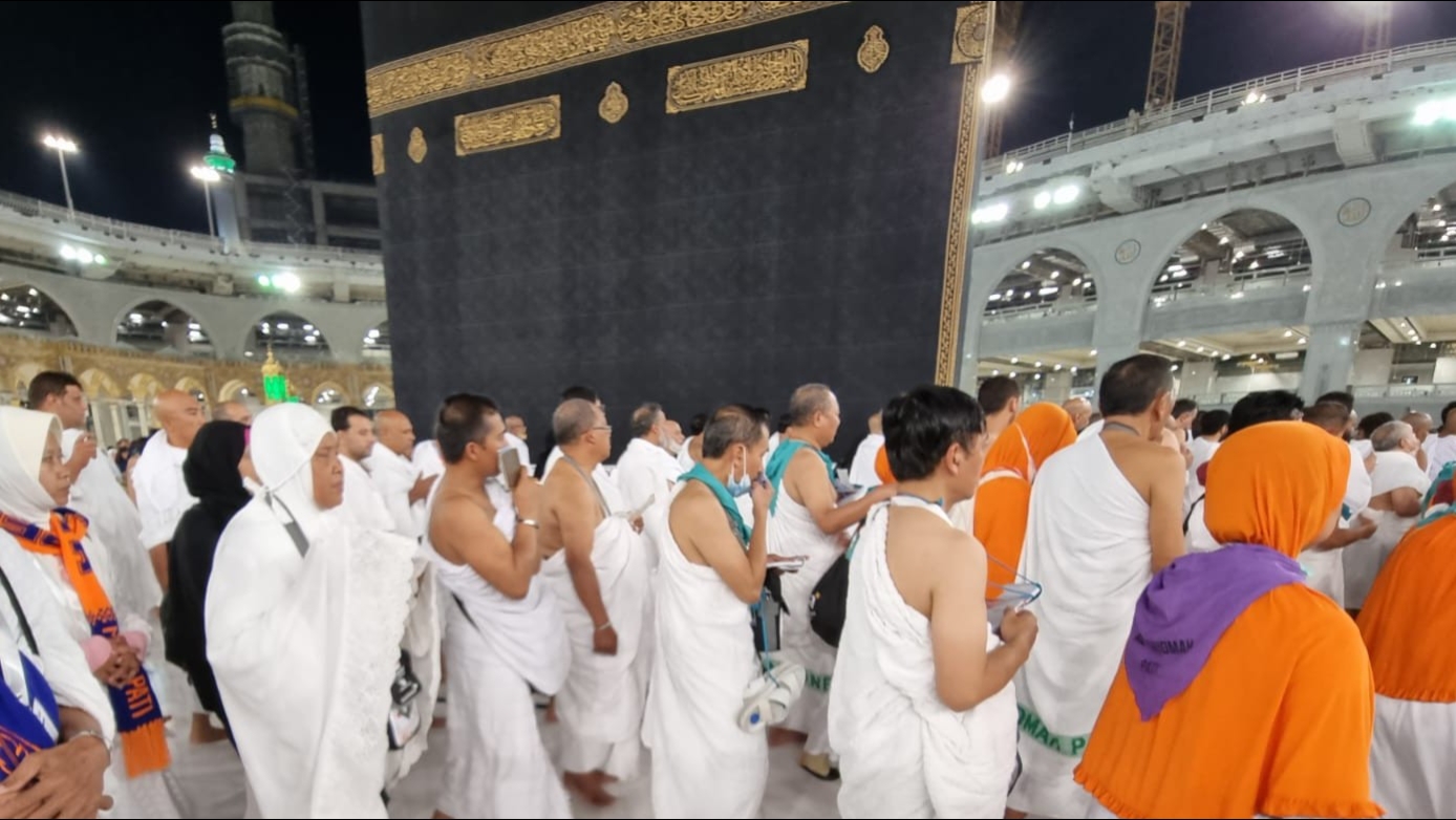 Jemaah umrah asal Indonesia melakukan tawaf pekan lalu. Ratusan jemaah umrah asal Indonesia yang seharusnya sudah kembali ke Indonesia hingga kini masih tertahan akibat perang Iran-Israel/AS.