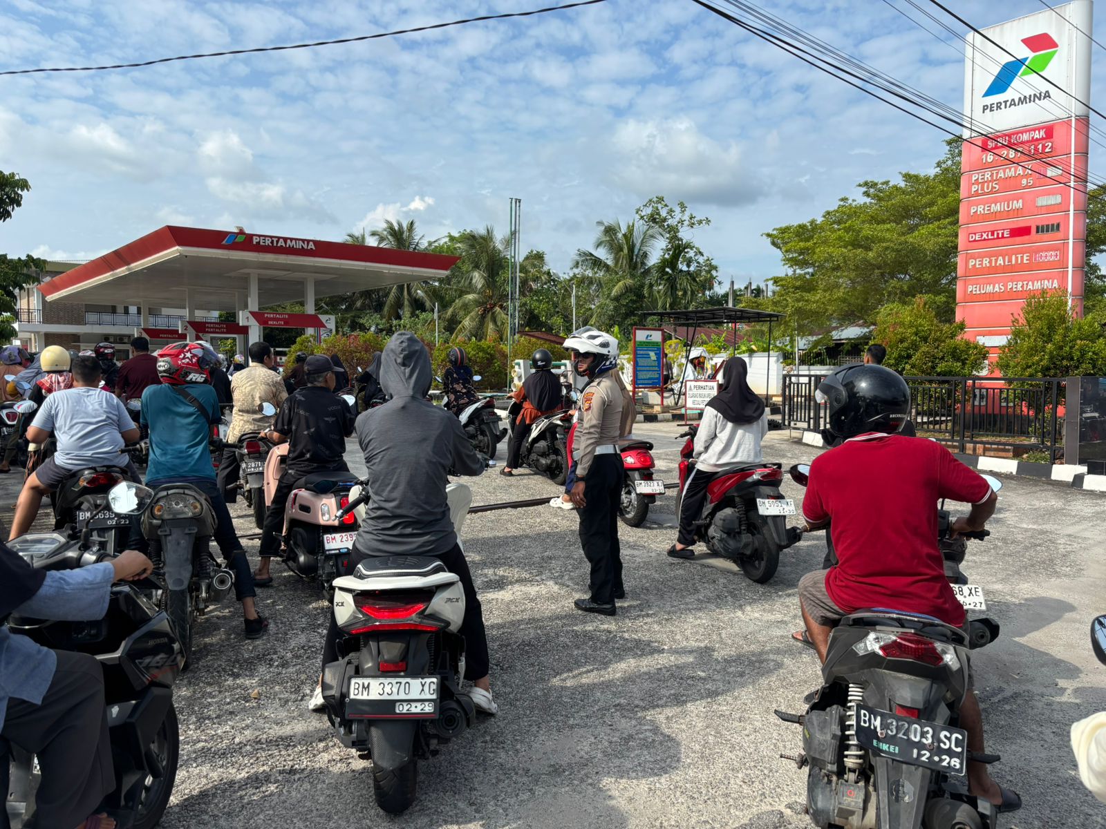 Puluhan kendaraan antre panjang saat pengisian BBM di SPBU Jalan Imam Bonjol, Kecamatan Tebingtinggi, Kabupaten Kepulauan Meranti, Sabtu (7/3/2026). 