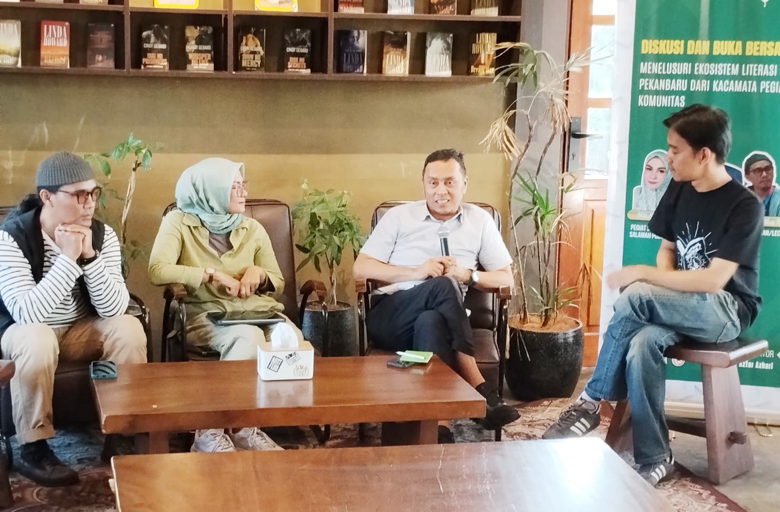 Ketua Komisi XIII DPR RI Willy Aditya (dua kanan), didampingi Siti Salmah (dua kiri), Husin (kiri) dan moderator Muhammad Azfar Azhari (kanan) saat berbicara dalam diskusi tentang literasi yang disele