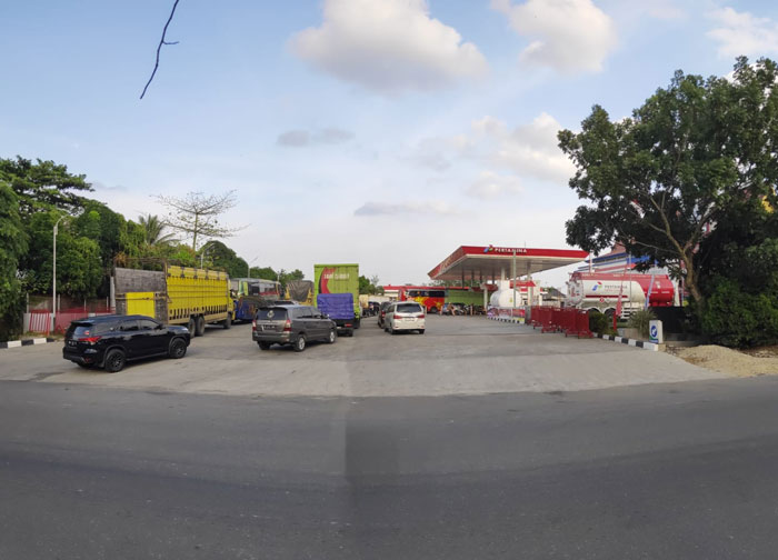 Antrean solar masih terjadi di SPBU SM Amin Pekanbaru, Ahad (8/3/3036).