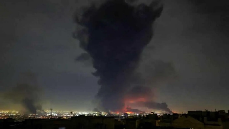 Asap membubung dari Bandara Mehrabad di Teheran setelah serangan udara Israel menggunakan puluhan jet tempur. 