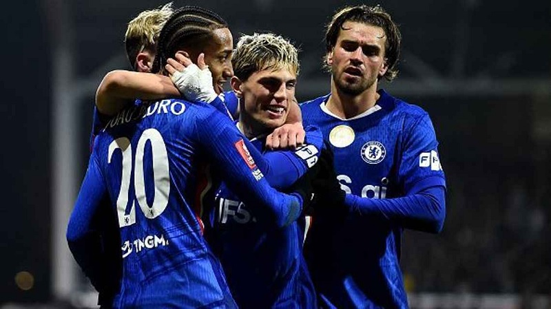 Chelsea terpaksa berjuang keras melawan Wrexham yang bermain dengan 10 pemain untuk mengakhiri kejutan klub Wales itu di Piala FA .