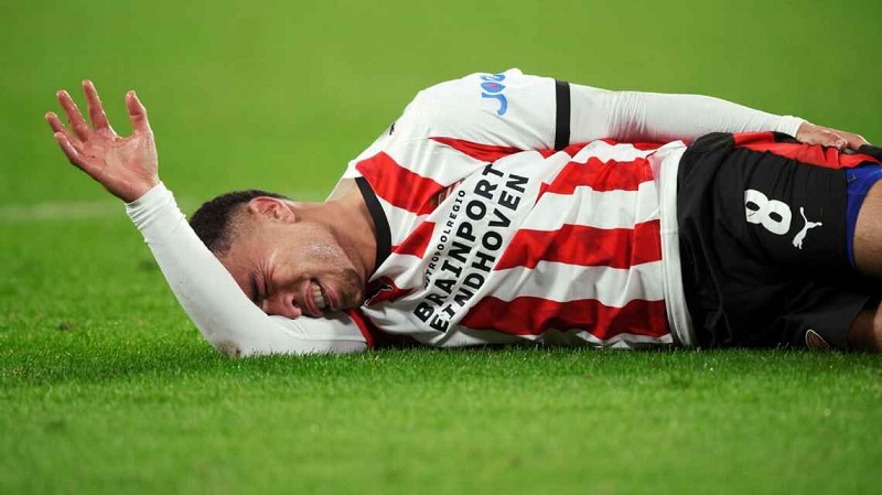  Sergi&ntilde;o Dest mengalami cedera saat PSV Eindhoven menang atas AZ Alkmaar. 
