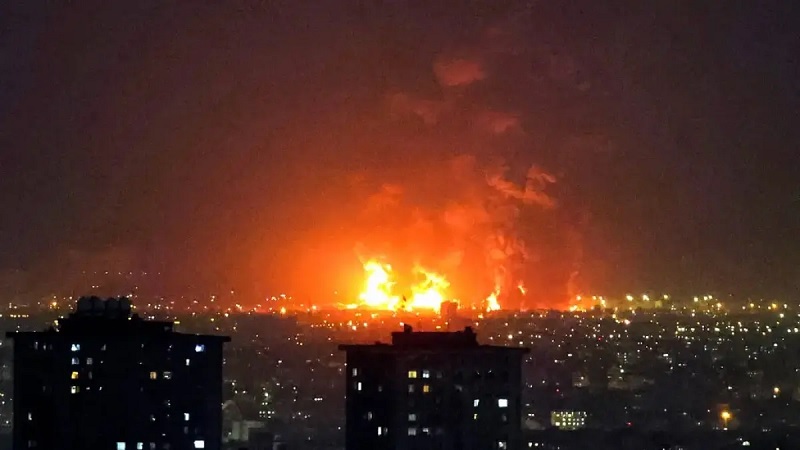 Ledakan dan kobaran api terlihat setelah militer Israel menyerang sejumlah kompleks penyimpanan bahan bakar di Teheran, Iran, Sabtu (7/3/2026). 