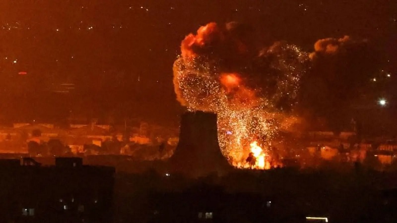 Serangan udara Israel menyerang infrastruktur energi Iran. )