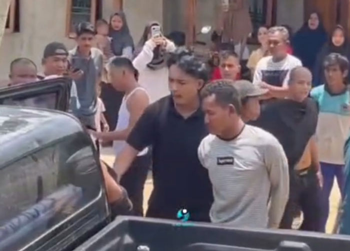 Dua pelaku jambret ditangkap warga dan diserahkan ke Polsek Pangkalan Kuras, Ahad (8/3/2026) siang. 