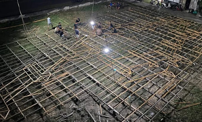Pemuda Desa Pangkalan Batang Barat setelah berbuka puasa langsung bergotong royong membangun menara lampu colok untuk dilombakan dalam Festival Lampu Colok, Sabtu (7/3/2026) malam.