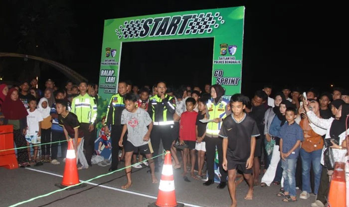 Peserta balap lari bersiap-siap untuk bertanding dalam kegiatan Green Policing  di depan Mapolres Bengkalis Jalan Pertanian, Sabtu (7/3/2026) malam.
