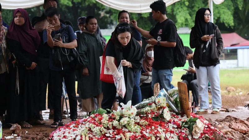 Para sahabat dan kerabat menghadiri prosesi pemakaman Vidi Aldiano di TPU Tanah Kusir, Jakarta Selatan, Ahad (8/3/2025).