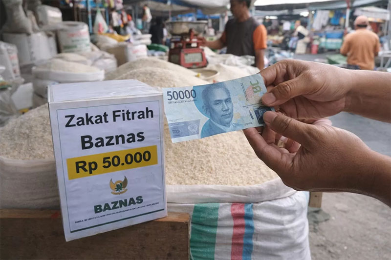 Ilustrasi pembayaran zakat fitrah yang nilainya dapat disesuaikan berdasarkan harga beras di masing-masing daerah.  