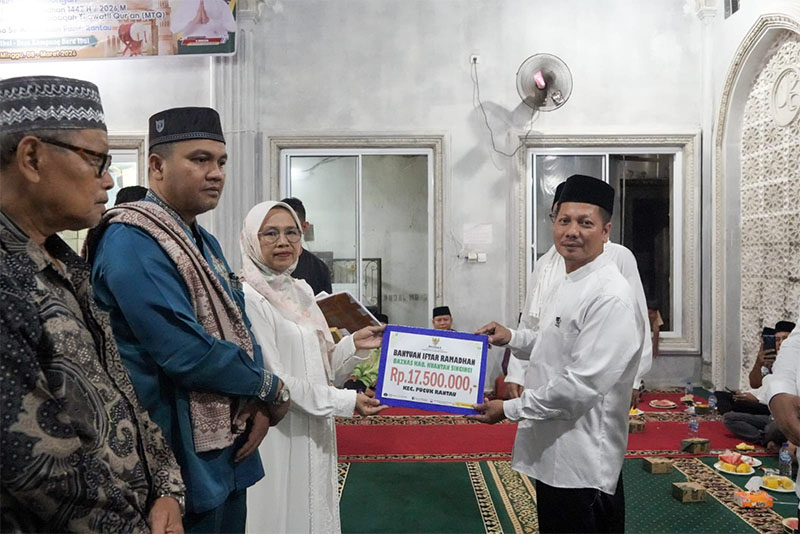 Wabup H Muklisin menyerahkan bantuan Iftar Ramadan dari Baznas Kuansing saat kunjungan Safari Ramadan, Ahad (8/3/2026) malam di Pucuk Rantau