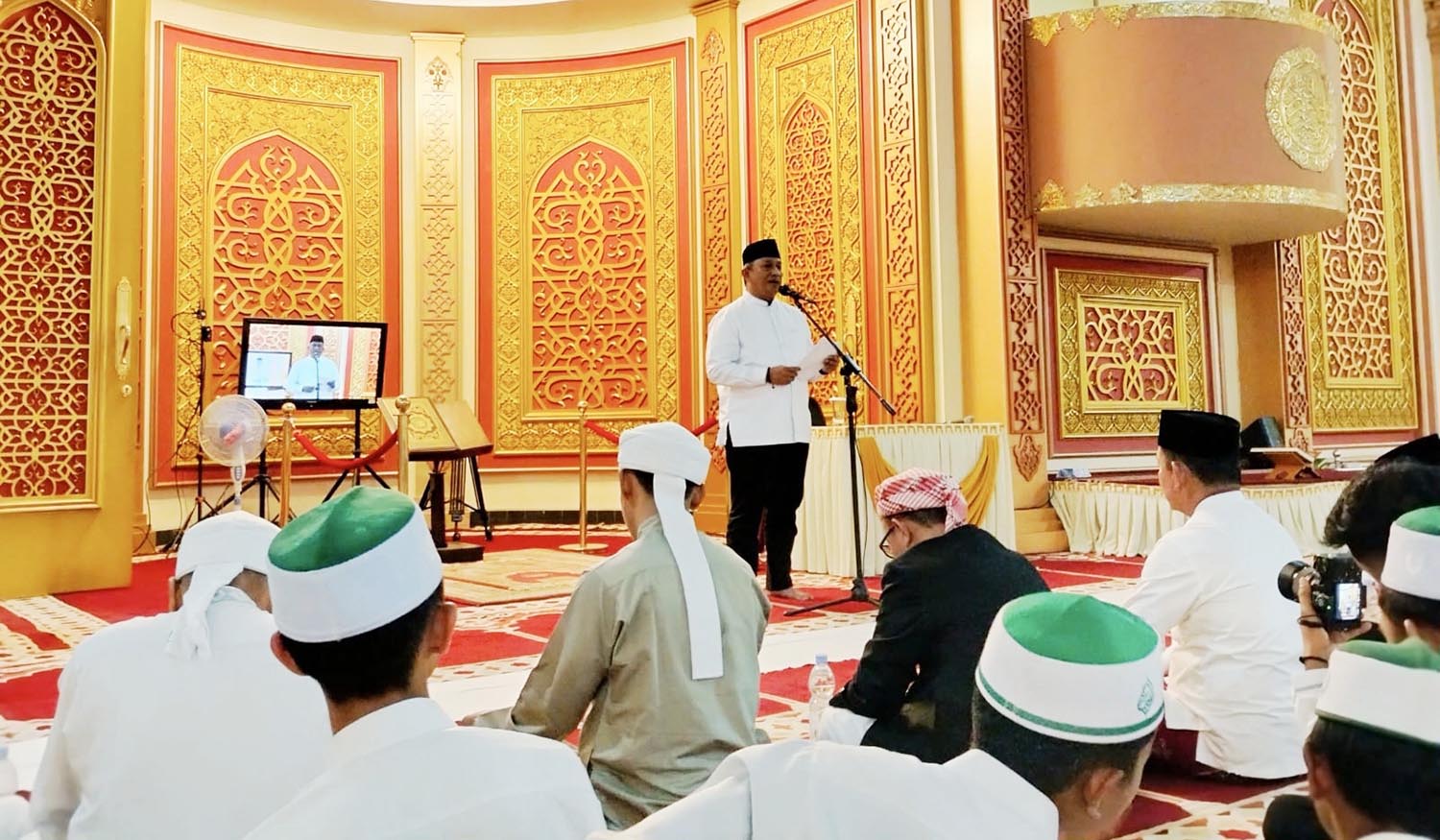  Bupati Rohul Anton ST MM memberikan sambutan dalam acara peringatan Nuzul Qur&rsquo;an tingkat kabupaten yang dipusatkan di Masjid Agung Islamic Center Pasirpengaraian, Jumat (6/3/2026) malam.  