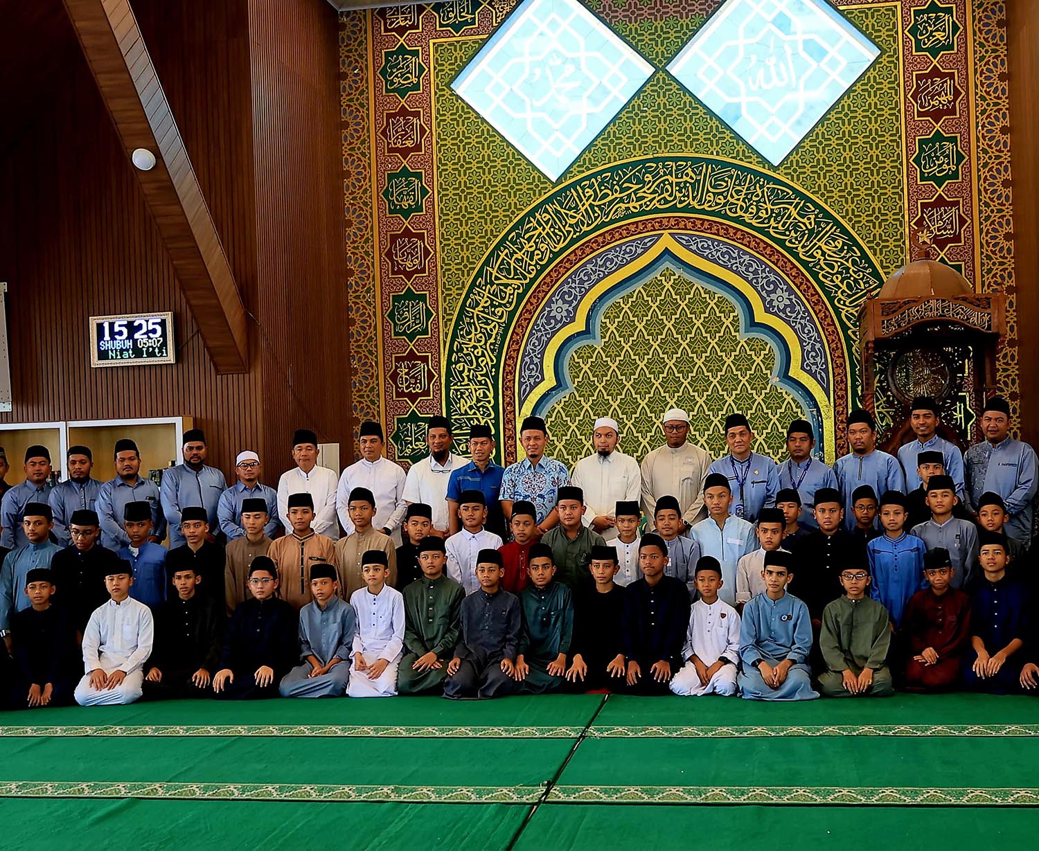 Wali Kota Pekanbaru Agung Nugroho foto bersama para guru dan pelajar SMP Madani Pekanbaru, Sabtu (7/3/2026).