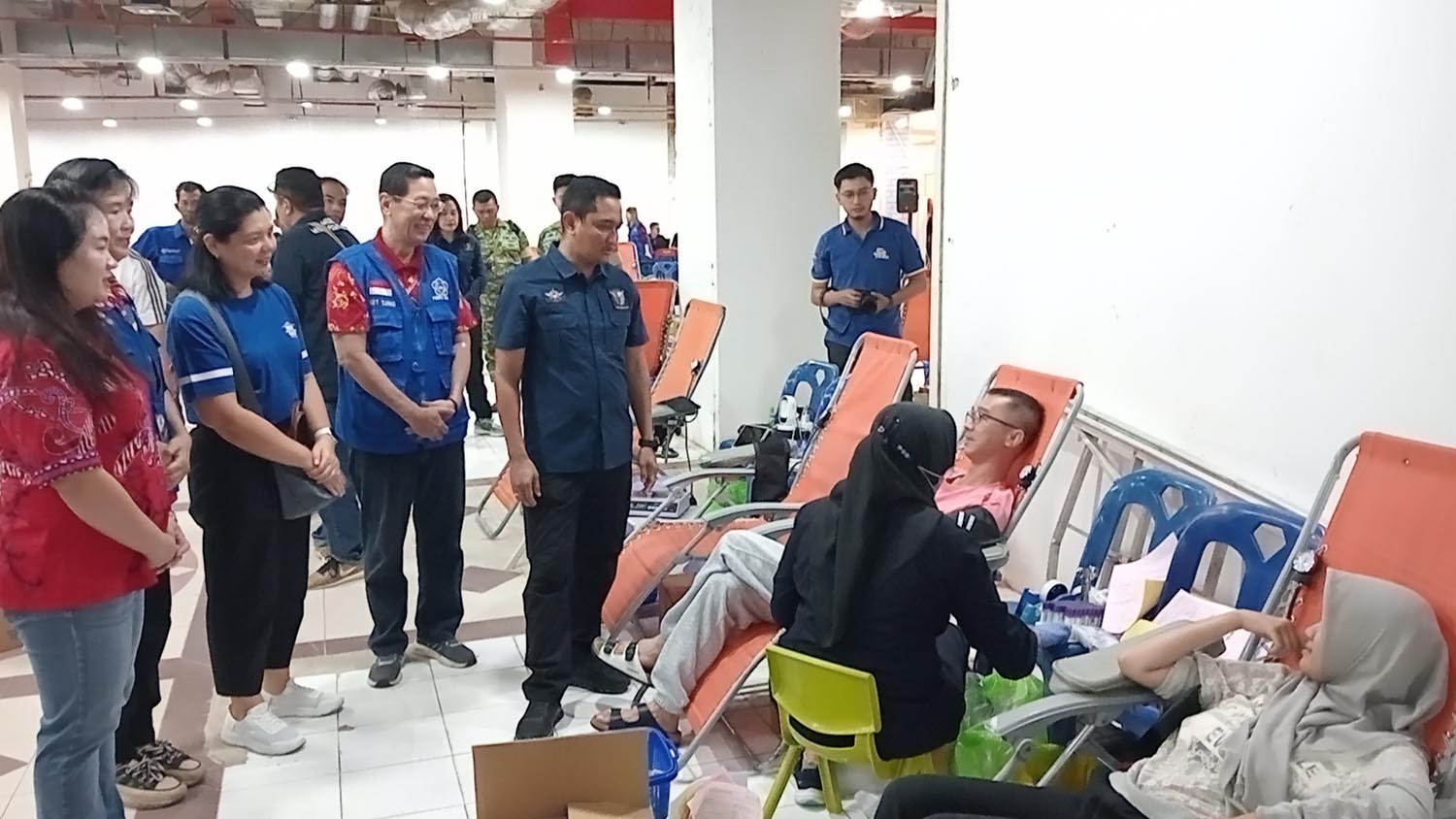 Asisten Teritorial Kasdam XIX/TT Kolonel Inf Victor Andhyka Tjokro SIP (kanan) didampingi pengurus PSMTI Riau mengunjungi para pendonor darah di Mal Pekanbaru, Sabtu (7/3/2026).