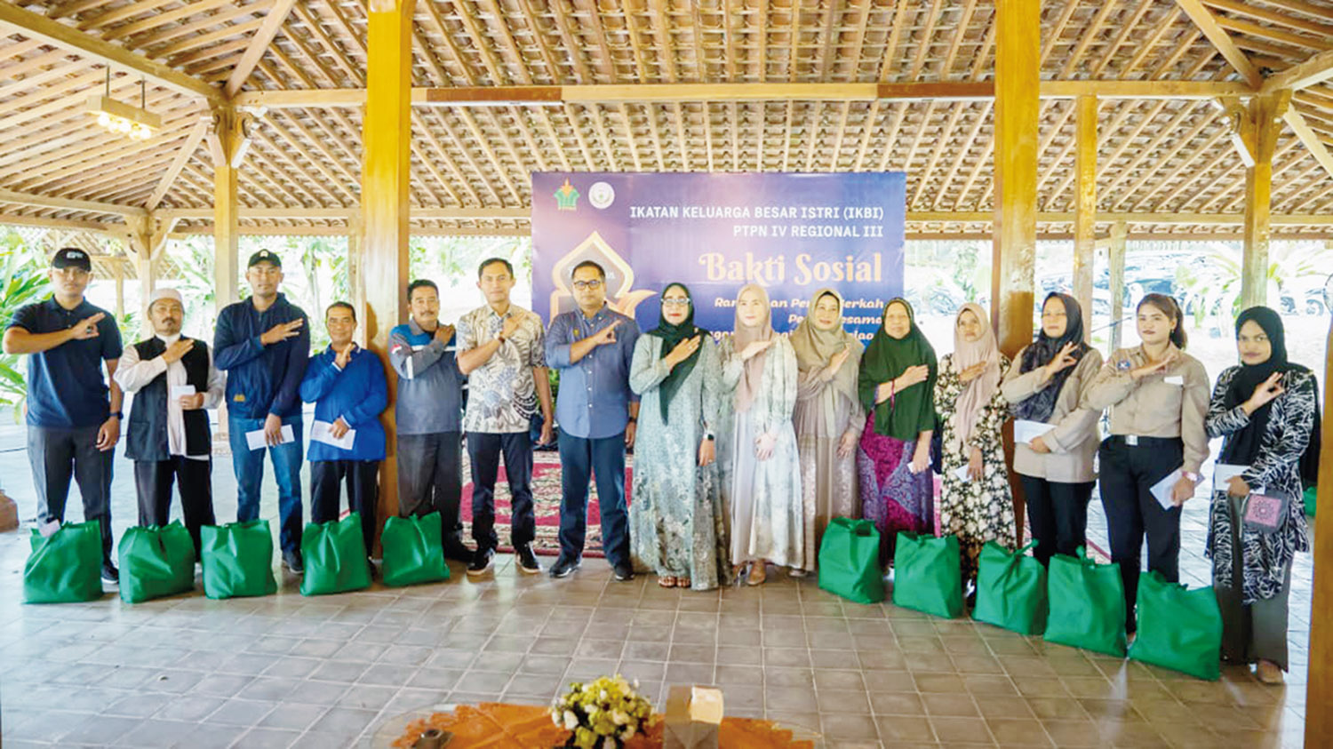 Region Head PTPN IV Regional III Bambang Budi Santoso didampingi Ketua IKBI Regional III Erna Bambang foto bersama usai menyerahkan bantuan paket sembako, beberapa hari lalu. 