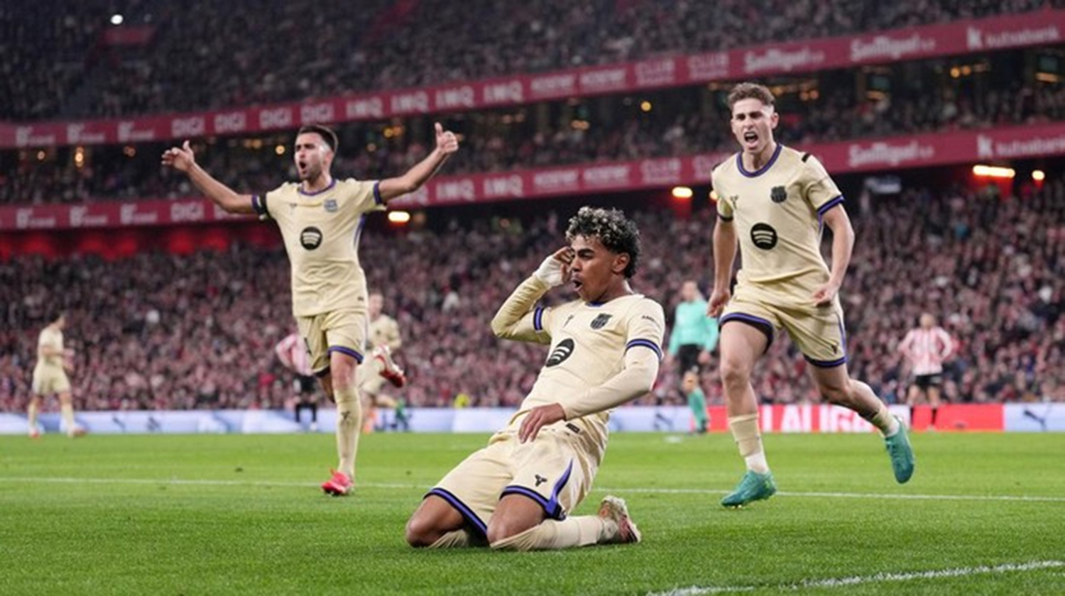  Penyerang sayap Barcelona Lamine Yamal (tengah) melakukan selebrasi bersama rekan-rekannya usai mencetak gol di kandang Athletic Bilbao, San Mames, dalam jornada ke-27 LALIGA, Ahad (8/3/2026).