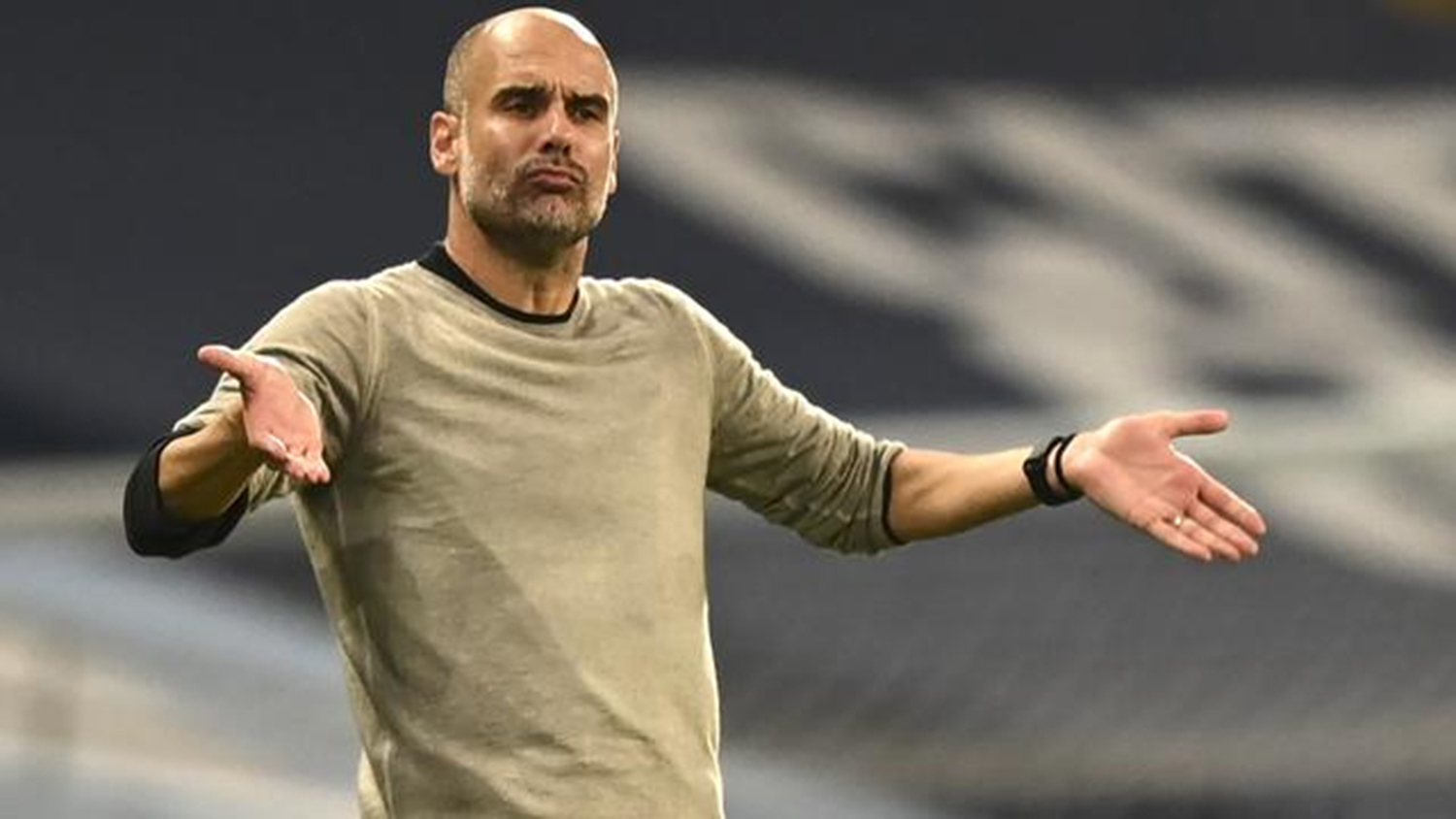 Tactician Manchester City Pep Guardiola melakukan protes dalam laga putaran kelima Piala FA di kandang Newcastle United, St James&rsquo; Park, Ahad (8/3/2026).