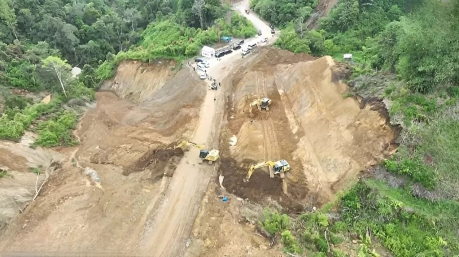 Personel BPJN Sumatera Barat melakukan perbaikan jalan putus sepanjang 150 meter di Malalak, Agam, Sumatera Barat, Ahad (8/3/2026). Proyek ini ditargetkan rampung Desember 2026. 