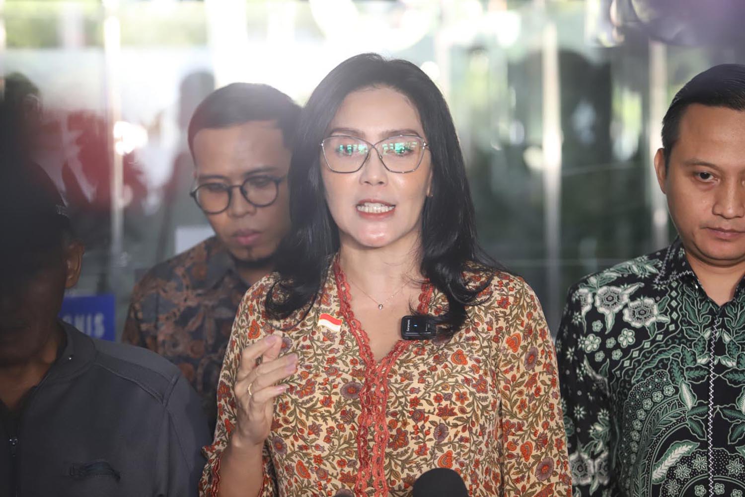 Anggota Komisi XIII DPR  RI Rieke Diah Pitaloka saat memberikan keterangan kepada wartawan di Jakarta, belum lama ini.  