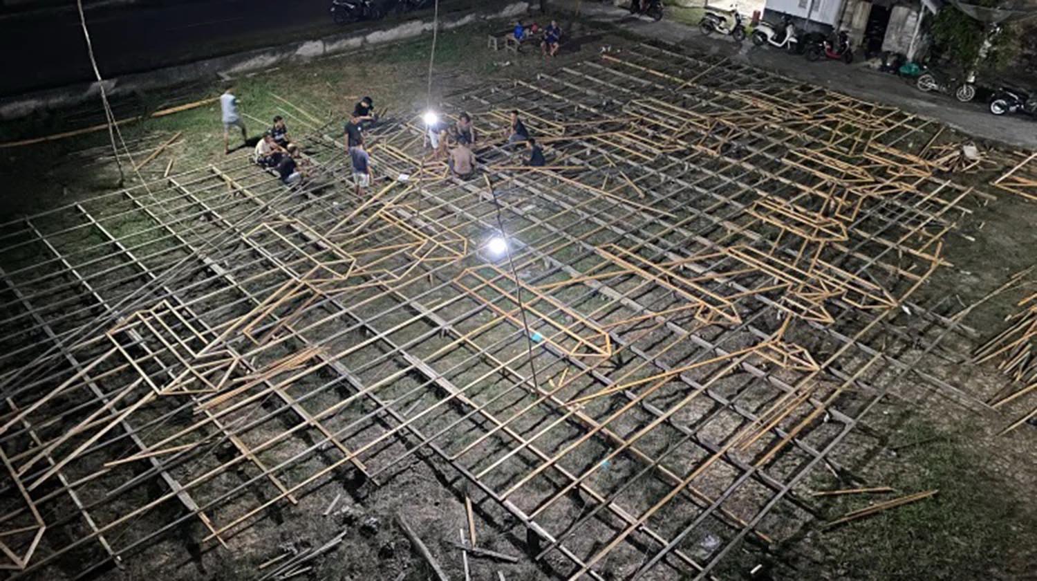 Pemuda Desa Pangkalan Batang Barat, Bengkalis setelah berbuka puasa langsung bergotong royong membangun menara lampu colok untuk dilombakan dalam Festival Lampu Colok, Sabtu (7/3/2026) malam. 