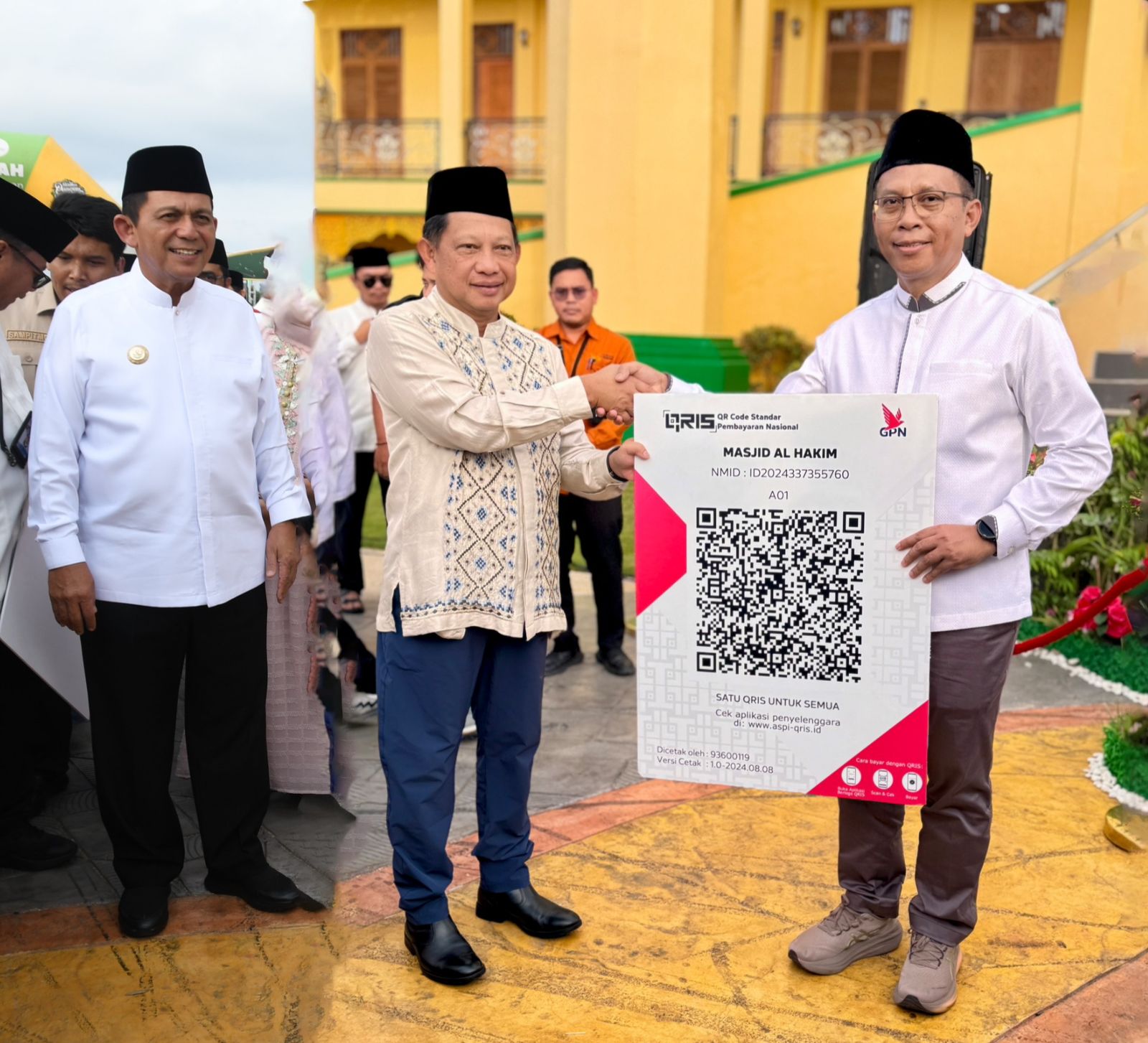 Mendagri  menyerahkan secara simbolis QRIS ZISWAF Masjid Al-Hakim Tanjungpinang kepada Plt Direktur Utama (Dirut) BRK Syariah Helwin Yunus.