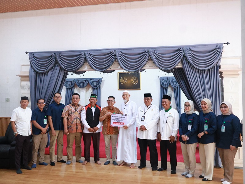 Direktur RS Awal Bros Dumai dr Vandra Yovano MARS (6 kiri) bersama Wako Dumai H Paisal,SKM, MARS (6 kanan) dan Ketua Baznas Dumai, Afrizal Oesman saat prosesi penyerahan zakat mal keluarga Awaloedin.