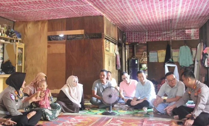 Keluarga M Nasir penerima bantuan operasi bibir sumbing bagi anaknya yang di Fasilitas Kapolres Bengkalis dan IKPTB pada, Senin (9/3/2026).