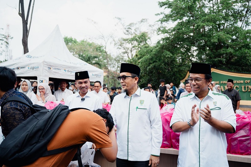 Pembagian paket berbuka puasa oleh UIR kepada mahasiswa di halaman kampus, Senin (9/3/2026). 