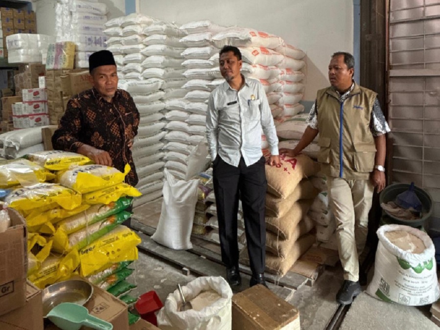 Perum Bulog Kantor Cabang (Kancab) Kampar memastikan ketersediaan stok pangan pokok di gudang dalam kondisi aman menjelang Idulfitri, Senin (9/3/2026).