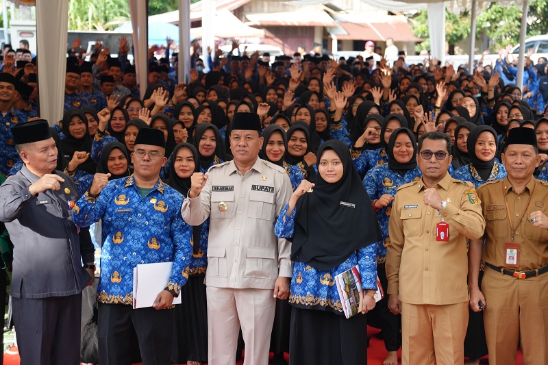 Bupati Kuansing Suhardiman Amby didampingi Sekda Zulkarnain, Kepala BKPP Muradi bersama PPPK Paruh Waktu usai di lantikdi Balai Datuk Panglimo Dalam Inuman, , Senin (9/3/2026) sore,