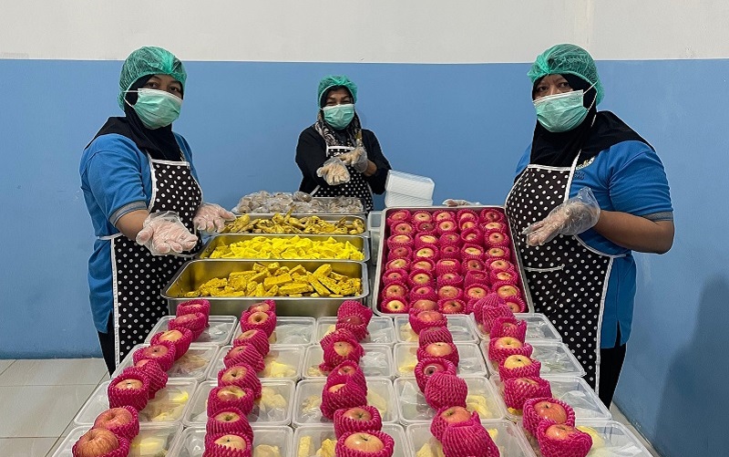 Para petugas sedang mempersiapkan menu MBG.