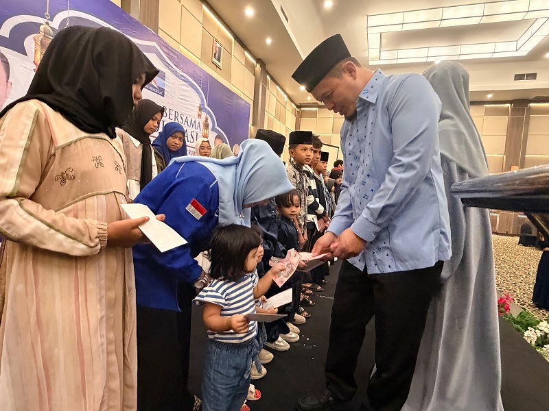 Ketua DPD Demokrat Riau Agung Nugroho yang juga Wali Kota Pekanbaru menyerahkan santunan kepada anak yatim pada momen konsolidasi Partai Demokrat dan Berbuka Bersama pada Ahad (8/3/2026).