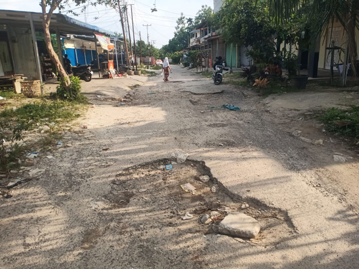 Seorang pengendara sepeda motor melintasi Jalan Arifin yang telah mengalami kerusakan parah namun tak kunjung dilakukan perbaikan oleh Dinas PUPR Pelalawan, Senin (9/3/2026). 