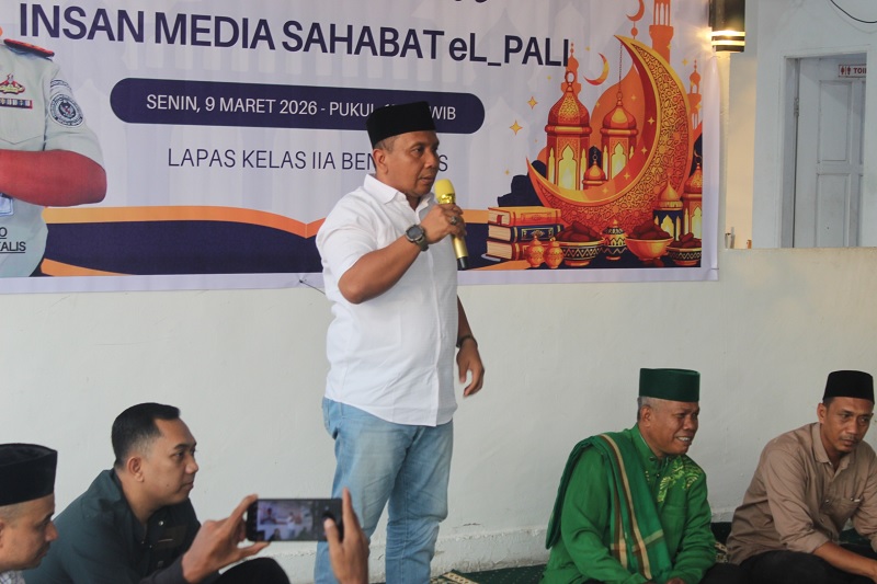 Kalapas Kelas IIA Bengkalis, Priyo Tri Laksono menyampaikan sambutan saat buka puasa bersama insan pers yang tergabung dalam 
