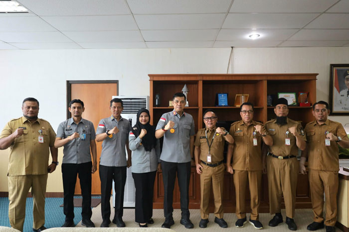 Rombongan Kanwil Kemenkum Riau yang pimpin Kakanwil Rudy Hendra Pakpahan berfoto bersama Sekda Bengkalis Ersan Saputra (empat dari kanan) beserta jajaran pada Senin (9/3/2026).