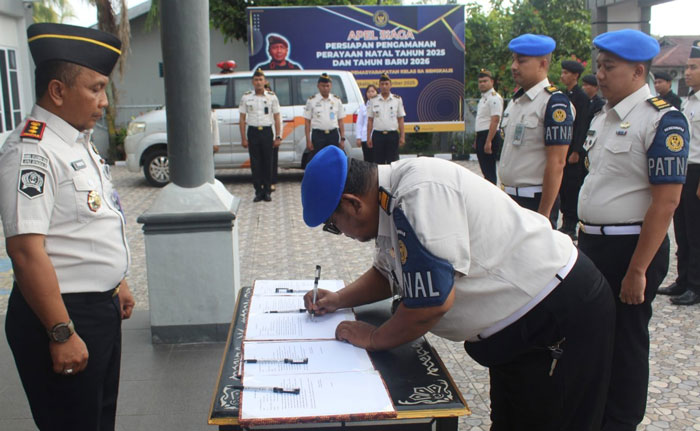 Usai dikukuhkan enam Satops Patnal menandatangani pakta integritas pencegahan handphone, pungutan liar, dan narkoba (Halinar) di Halaman Lapas Bengkalis, Senin (9/3/2026).