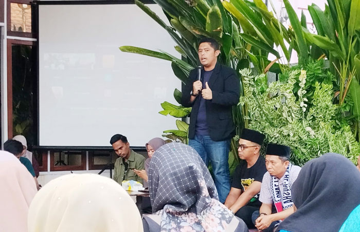 Pakar keamanan internasional dan dosen UIR Rendi Prayuda, saat berbicara dalam diskusi di Teratak Literasi, Pekanbaru, Ahad (8/3/2026). 