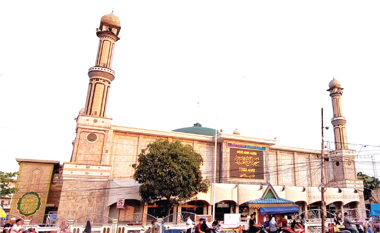 Masjid Agung Al-Huda di Jalan Sudirman Tembilahan berdiri megah. Foto diambil, Ahad (8/3/2026).
