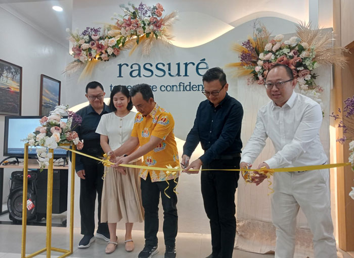 Direktur RS MT Eria Romi Jaya Saputra,SE, MM, Kadiskes Pekanbaru Hazli Fendriyanto  S.STP, MSi, Wadir dr Selamat, MARS dan Penanggung Jawab Rassure Clinic, dr Claudia Susanto, MKed (DV), Sp.DVE