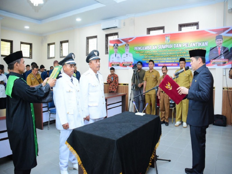 Pj Sekda Kampar Ardi Mardiansyah melantik dua Penjabat (Pj) Kepala Desa dan mengangkat satu Penjabat Sementara (Pjs) Kepala Desa di Aula Kantor Dinas PMD, Senin (9/3/2026).