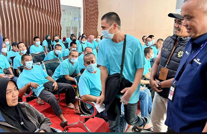 Para PMI yang baru dideportasi dari Malaysia tiba di pelabuhan Dumai, Sabtu (7/3/2026). 