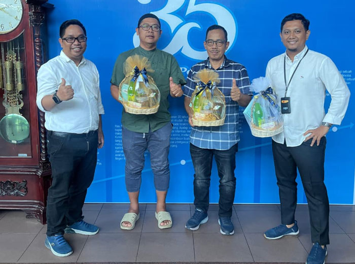 Kepala Divisi Sales dan Marketing RS Aulia Hospital Endro Andika Putra bersama Dirut Riau Pos Ahmad Dardiri, Direktur Riau Pos Asmawi Ibrahim dan Kepala Unit Sales Aulia Hospital, Ahmad Sandi Suadha