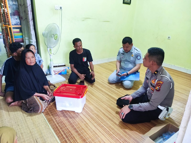 Sat Lantas Polres Kuansing bersama Jasa Raharja menyerahkan santunan pada keluarga korban Lakalantas, Senin (9/3/2026) sore di Desa Pintu Gobang Kari Kecamatan Kuantan Tengah. at Lantas 