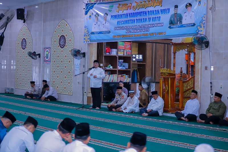 Sekda Rohul Muhammad Zaki mewakili Bupati Rohul memberikan arahan saat menghadiri Safari Ramadan Pemkab Rohul di Masjid Al-Istiqomah, Desa Rokan Koto Ruang, Kecamatan Rokan IV Koto, Senin (9/3/2026).