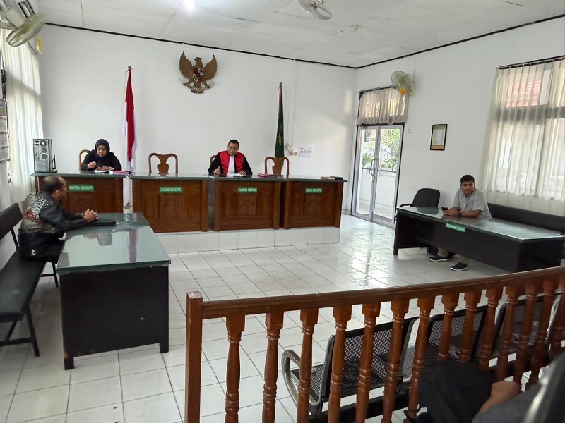 Suasana sidang praperadilan yang diajukan dua tersangka dugaan korupsi pemberian Kredit Umum Pedesaan (Kupedes) di PN Pekanbaru, Senin (9/3/2026).