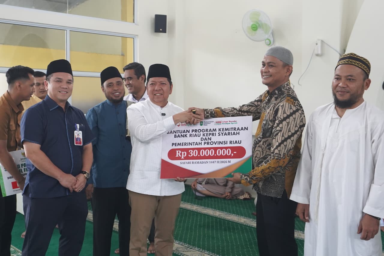 Asisten I Setdaprov Riau, Zulkifli Syukur menyerahkan bantuan Program Kemitraan Bank Riau Kepri Syariah  dalam rangkaian kegiatan Safari Ramadan di Masjid At-Taqwa Sidomulyo Residence, Senin (9/3/2026