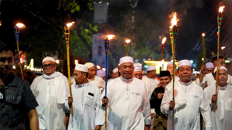 Bupati Anton didampingi Wabup H Syafaruddin Poti, Forkopimda dan ASN mengikuti pawai obor berjalan kaki menyemarakkan malam takbir Idulfitri tingkat Kabupaten Rohul 1446 H/2025 di Pasirpengaraian. 